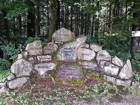 Památník obcí farnosti Dolní Vltavice v rakouském Grünwaldu, jeden z kamenů patří Kozí Stráni