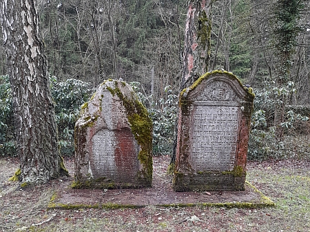 Bývalý domek hrobníka a nejstarší náhrobky na mariánskolázeňském židovském hřbitově