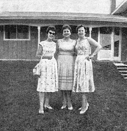 Se dvěma kamarádkami ze školních let, Lilly Pöschlovou a Annerl Luftovou, se sešla, zde stojící v trojici nalevo v brýlích, v&nbsp;USA počátkem šedesátých let minulého století v USA a poslala s nimi pozdrav domů