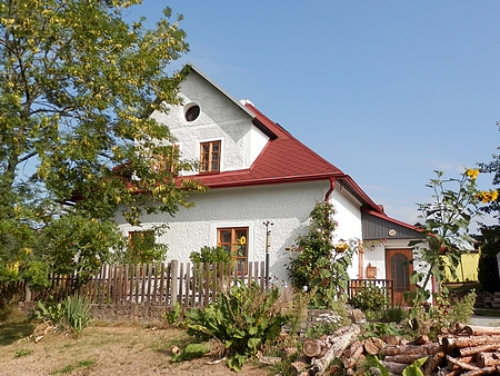 Rodný dům a sídlo otcova fotoateliéru čp. 197
 v dnešní ulici Nad Hřištěm v Horní Plané