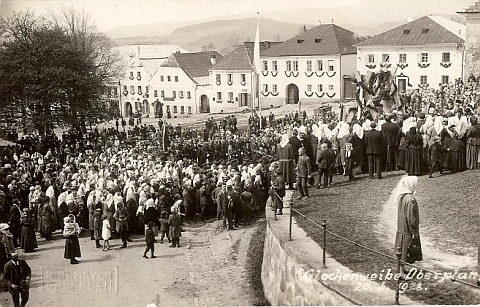 ... který takto zachytil i slavnost svěcení zvonu pro hornoplánský kostel 20. května 1928, jen dva měsíce před jejím narozením