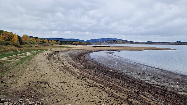 Část někdejšího rašeliniště za nízkého stavu vody v říjnu 2025