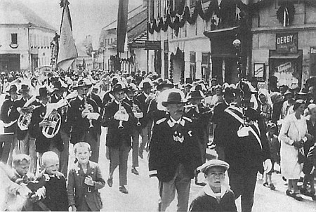 Tady kráčí roku 1929 v čele své kapely volarskou ulicí, vedle něho vpravo s holí zvanou "Tuarid Höh" Pius Lichtnecker