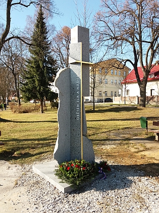 Při příležitosti Dne válečných veteránů, tedy 11. listopadu 2021 byl ve Volarech odhalen tento pomník - jmen padlých v obou světových válkách jenom tomto malém městě je 314, takže že se na něj nevejdou, tvůrci tedy využili moderní technologie a po načtení QR kódu se v mobilním telefonu zobrazí seznam, Lichtneckerů tu najdeme devět...