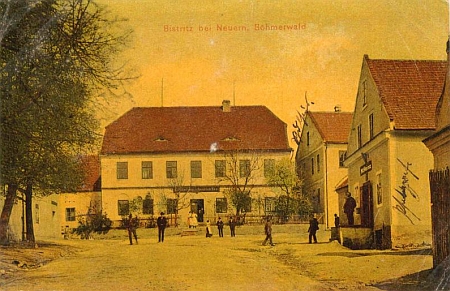 Josef Seidel zachytil na své pohlednici otcův hostinec "Zum schwarzen See" "(U Černého jezera)", snímek je z roku 1909 - restaurace tu sídlila i na začátku 21. století