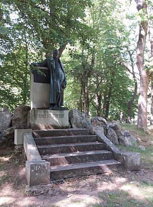 Stifterův rodný dům a pomník v Horní Plané, minimálně od poloviny padesátých let 20. století socha opět stála (podle některých zdrojů předtím byla povalena) a od roku 1960 je v rodném domě spisovatelův památník - je škoda, že tato všeobecně i v Rakousku známá fakta ve své knize Haymo Liebisch nereflektoval