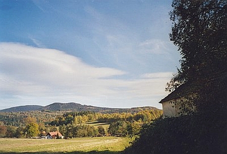 Pohled od hartunkovského hřbitova k Novohradským horám