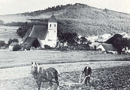 Jeho rodný Újezd Svatého Kříže nejspíš s Černým vrchem v pozadí