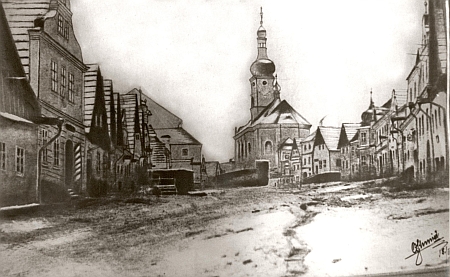 Náměstí v Hostouni na kresbě, zachycující jeho stav před velkým požárem, který v roce 1877 změnil podobu kostela i městečka, a na snímku z přelomu 19. a 20. století