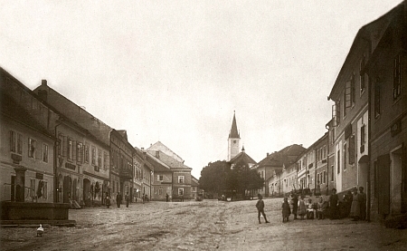 Náměstí v Hostouni na kresbě, zachycující jeho stav před velkým požárem, který v roce 1877 změnil podobu kostela i městečka, a na snímku z přelomu 19. a 20. století