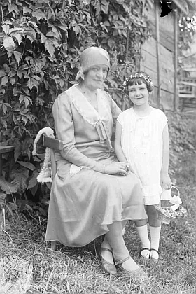 Tady je zachycena s paní učitelkou Minichovou v roce 1930, kdy jí bylo 6 let, jako družička o vyšebrodském Božím těle