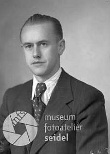 Jako objednatel této dvojí podobenky u českokrumlovského fotoateliéru Josefa Seidela je v listopadu
 roku 1942 uveden "Liedl Josef", Pfarrer, na adrese "Zettwing bei Kaplitz"