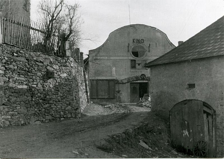 Takto ve Frymburku dosloužilo "Bio Royal" (snímky pořídil v roce 1958 frymburský fotograf Josef Junek)