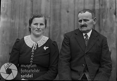 Její otec Adalbert Lindauer na snímku z téhož ateliéru, datovaném 28. února 1939