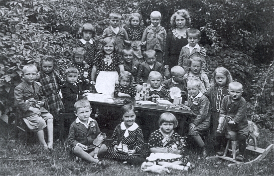 S dětmi mateřské školy v Lipanovicích (Linden) roku 1931 a paní učitelkou Franziskou Bellmannovou je ona ta s copánky ve třetí řadě napravo