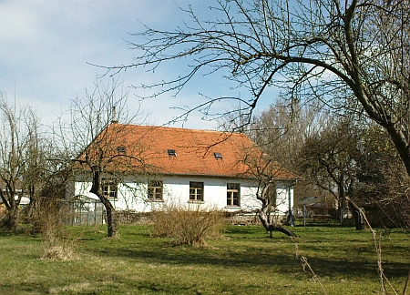 Dům, kdysi zvaný "Theresianum", obývaný dnes českým knězem (stará fara je
včetně hospodářských budov zpustlá, viz i Matthäus Kraupatz)