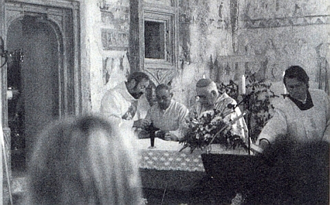 Při vysvěcení kostela ve Svatém Tomáši v roku 1997 (horní snímek) a svěcení oltářního stolu obnoveného kostela v Polné mu přisluhuje rovněž můj bratr Václav (na dolním snímku vpředu napravo)