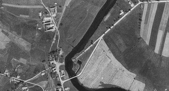 Cesta a most mezi Horní Planou a Bližší Lhotou na leteckých snímcích z let 1949 a 2008