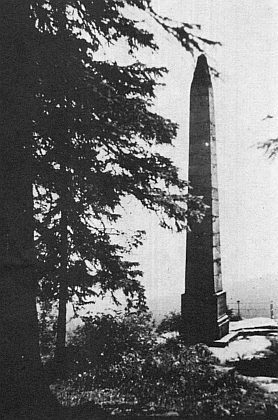 Stifterův obelisk a Plešné jezero na jeho snímcích z roku 1927