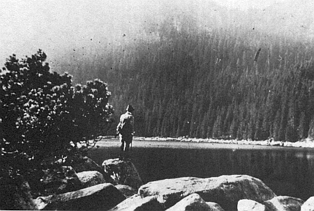 Stifterův obelisk a Plešné jezero na jeho snímcích z roku 1927