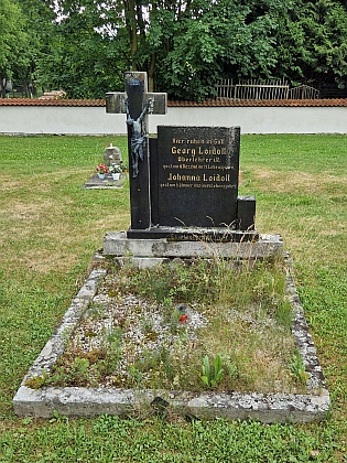 Hrob na hřbitově ve Chvalšinách