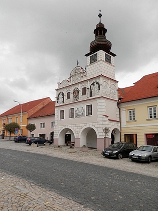 Kostel Všech Svatých a radnice v jeho rodné Volyni