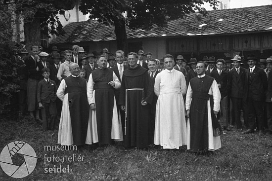 Na snímku ze "Župního dne" s poutním procesím od Maria Rast 5. září 1932 stojí mezi kněžími zcela vpravo, druhý zleva je Pius Pangerl