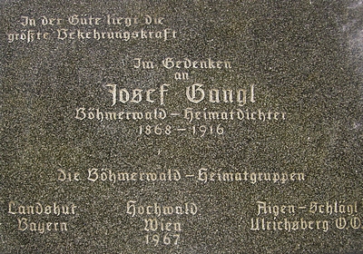 Snámek, zachycujícího roku 1967 při odhalení pamětní desky, věnované Josefu Ganglovi v Schöneben na "Kapli Šumavanů"
