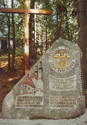 Památník zemřelých, padlých a vyhnáním postižených z farnosti Kájov při bavorské obci Haidmühle,
vysvěcený v červenci 1989