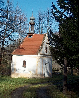 Návesní kaple v Mezipotočí a vyšívaný obraz Panny Marie Kájovské uvnitř