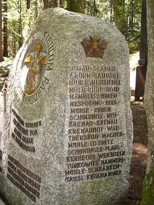 Památník zemřelých, padlých a vyhnáním postižených z farnosti Kájov při bavorské obci Haidmühle,
vysvěcený v červenci 1989