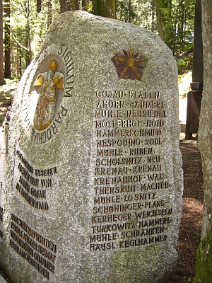 Památník zemřelých, padlých a vyhnáním postižených z farnosti Kájov při bavorské obci Haidmühle,
vysvěcený v červenci 1989