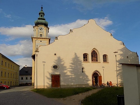 Kostel Nanebevzetí Panny Marie v Plané, kde byl pokřtěn a v němž je i rodiná hrobka...