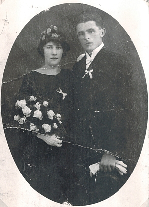 Svatební fotografie rodičů z roku 1925