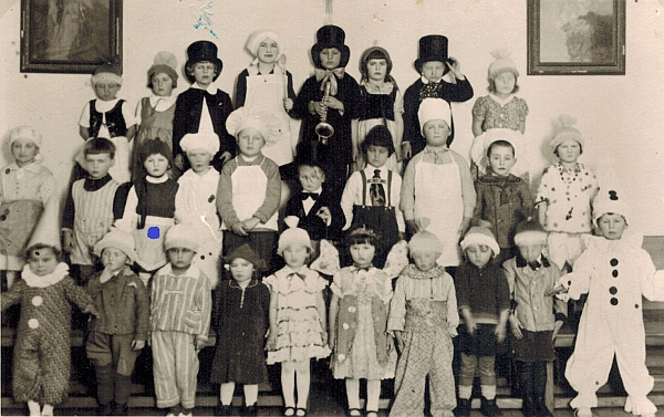 Masopust v mateřské škole v Nových Hradech v roce 1931, malá Edith je označena modrým puntíkem