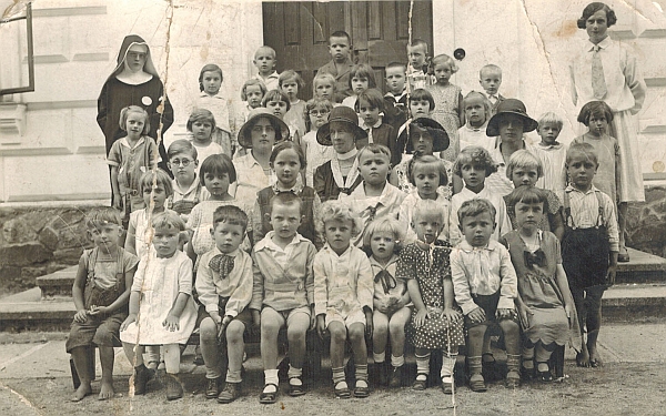 Fotografie z návštěvy hraběnky Buquyové v mateřské škole roku 1931