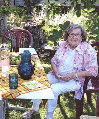 Na zahradě mezinárodního vzdělávacího centra J. B. Scalabriniho ve švýcarském Solothurn, kde působí její dcera Christiane - Edith redigovala i ve svých 95 letech německé vydání periodika Exodus, které centrum vydává