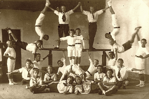 Na snímku ze cvičení novohradského Turvereinu, pravděpodobně z roku 1921, stojí maminka vlevo na bradlech