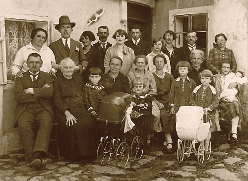 Na tomto snímku sousedů z novohradské Hinteren Gasse z roku 1927 jsou manželé Saemannovi vzadu uprostřed