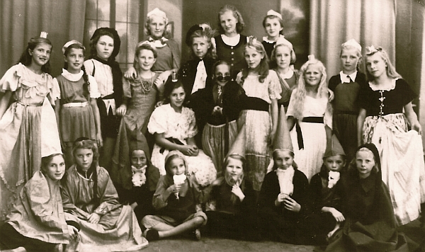 Divadelní představení "Sněhurka" roku 1944 - Ditha Saemannová nahoře uprostřed, trpaslík dole uprostřed je sestra Inge