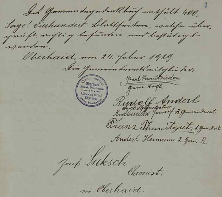 Desky a první strana kroniky obce Zbytiny s podpisem kronikářovým