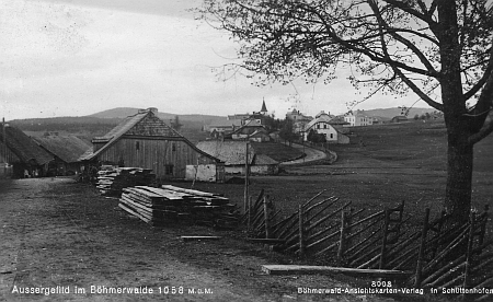 Kvilda, k níž byla Horská Kvilda přifařena, na staré pohlednici i s udáním nadmořské výšky