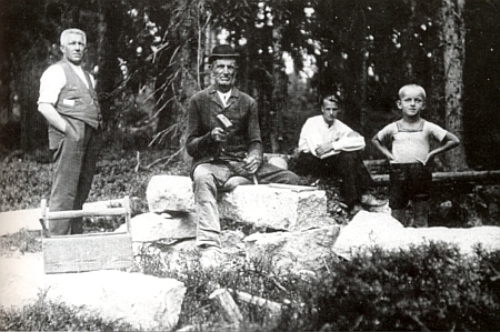 Jeho děd Johann Luksch (Stoahauerhansl) z Vydřího mostu ve věku 78 let
v roce 1935 při tesání kamenného koryta