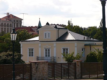 Pohled na pražskou Lumbeho vilu, opravenou jako sídlo prezidentského páru
Václava a Livie Klausových, z Lumbeho zahrady