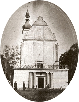 Kostel sv. Anny na Vršíčku a jeho interiér, zničený a rozkradený vandaly za komunistického režimu (viz i Johann Nepomuk König)