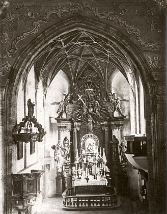 Kostel sv. Anny na Vršíčku a jeho interiér, zničený a rozkradený vandaly za komunistického režimu (viz i Johann Nepomuk König)