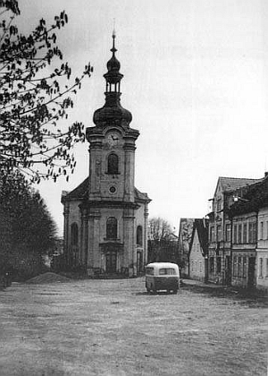 Kostel sv. Jiří v Černošíně, kde byla pokřtěna, na starém snímku