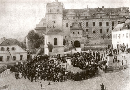 Náměstí v Horšovském Týně na snímku z počátku 20. století, kdy před zámkem dosud stávala socha Josefa II. z roku 1884...