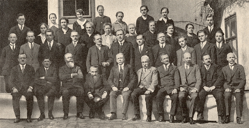 Stojí uprostřed ve druhé řadě jako postavou nejvyšší na skupinovém snímku firmy Steinbrener z roku 1930, třetí zleva je Franz Prexl
