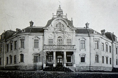Nový zámek v Chlumku, srovnaný už v havarijním stavu roku 1983 se zemí, na snímku z regionální vlastivědy (1898)